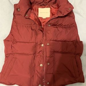 Brand new AE vest, size small, beautiful burgundy colour!